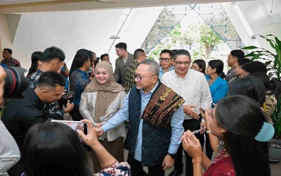 VIRAL DI MEDIA SOSIAL! KULIAH UMUM STIKES NUSANTARA BERSAMA ZULKIFLI HASAN DAN ARTIS NASIONAL SEPERTI VERREL BRAMASTA, PASHA UNGU, EKO PATRIO SUKSES GEMPARKAN KUPANG